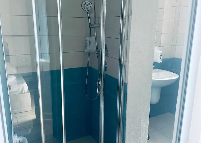 Lakaj 2 מלון Velipojë